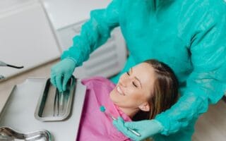 الاختلافات بين حساسية الاسنان والم عصب السن