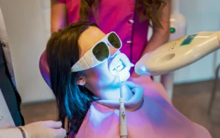 العناية بالأسنان بعد تبييض الأسنان