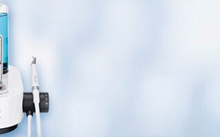 تنظيف الأسنان باستخدام نظام تدفق الهواء