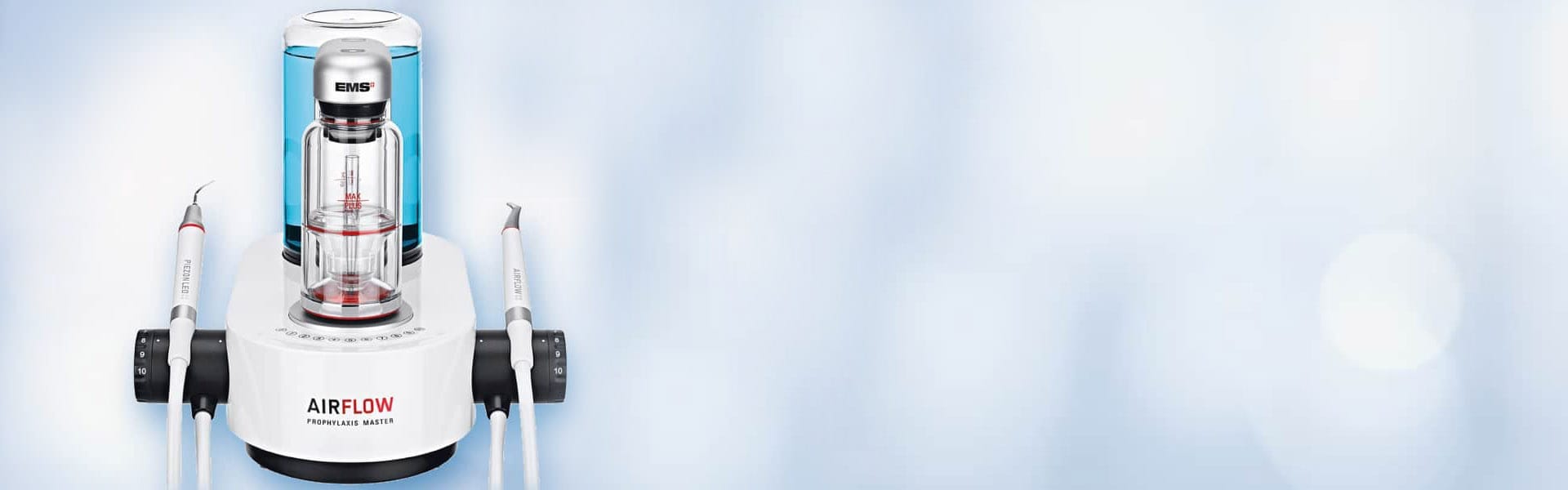 تنظيف الأسنان باستخدام نظام تدفق الهواء