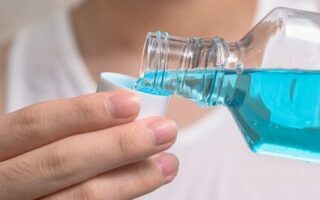 أنواع مضمضة اسنان وكيفية استخدامها