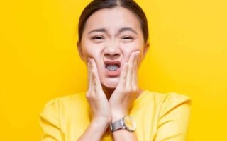 ألم تقويم الأسنان عندما يقوم طبيب تقويم الأسنان بتركيب ال