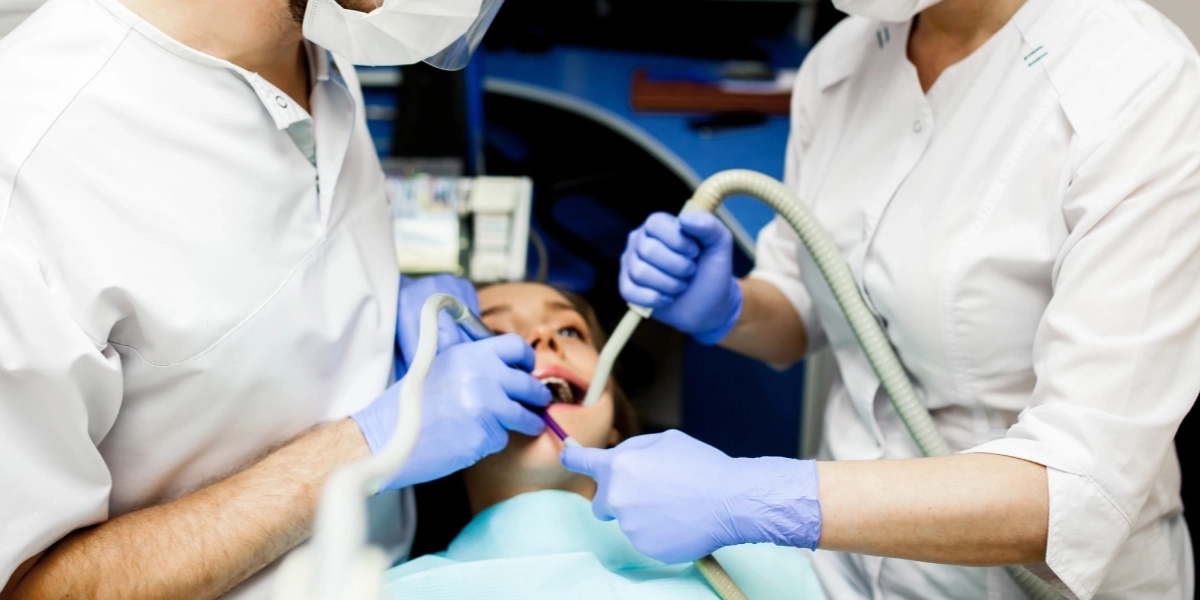 من يمكنه إجراء عمليات زراعة الأسنان