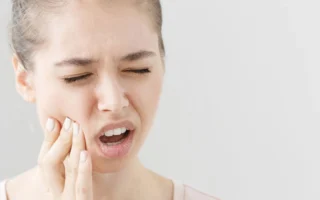 لم الأسنان عند الأكل