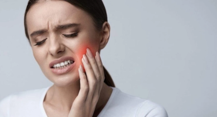 ألم الأسنان مع الأطعمة الصلبة أو عند المضغ