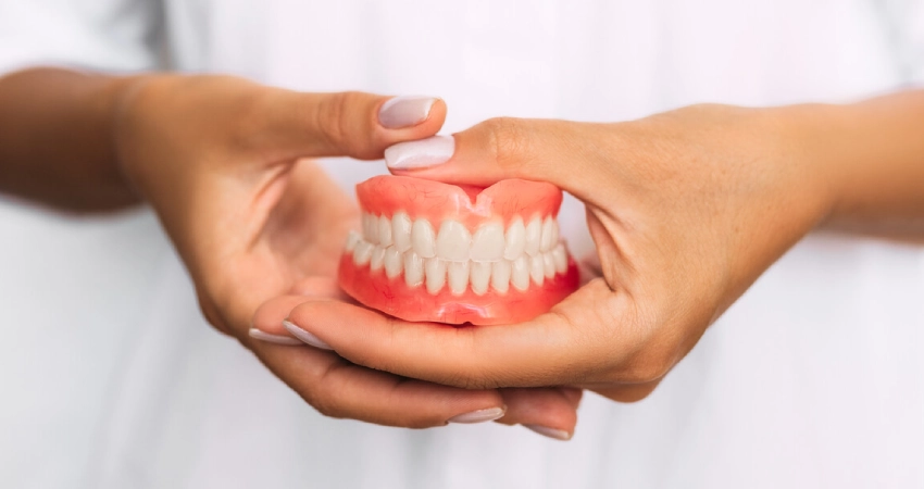 طريقة العناية الصحيحة بطقم الأسنان