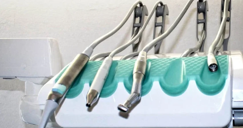 ما هي خطوات تنظيف الأسنان في عيادة بطل للأسنان؟